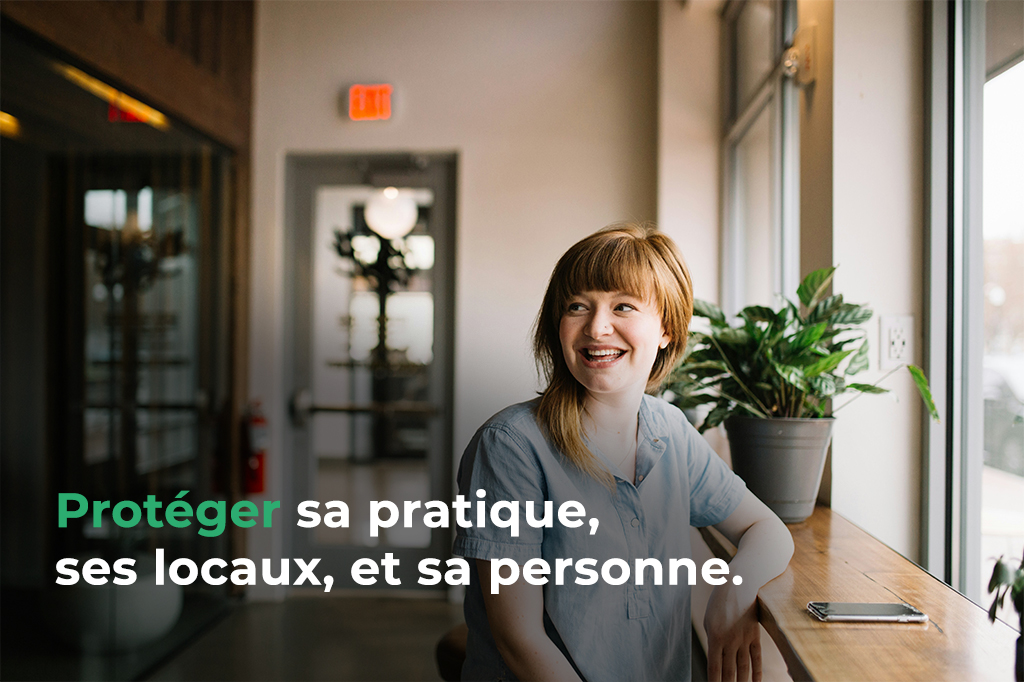 Médecin féminin joyeux se tenant dans son cabinet médical, symbolisant la sérénité grâce à une protection d'assurance adéquate.