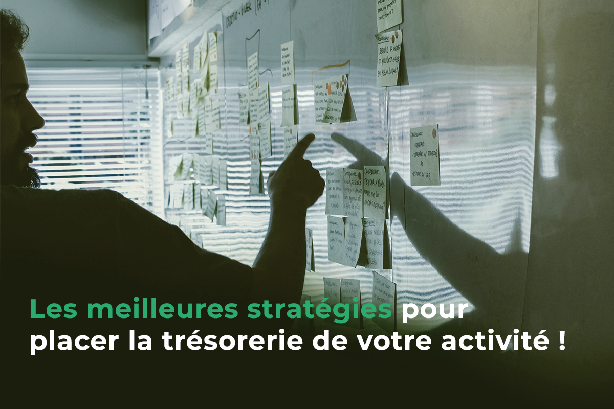 Un professionnel de la santé élabore des stratégies de trésorerie, pointant des notes sur un tableau transparent.