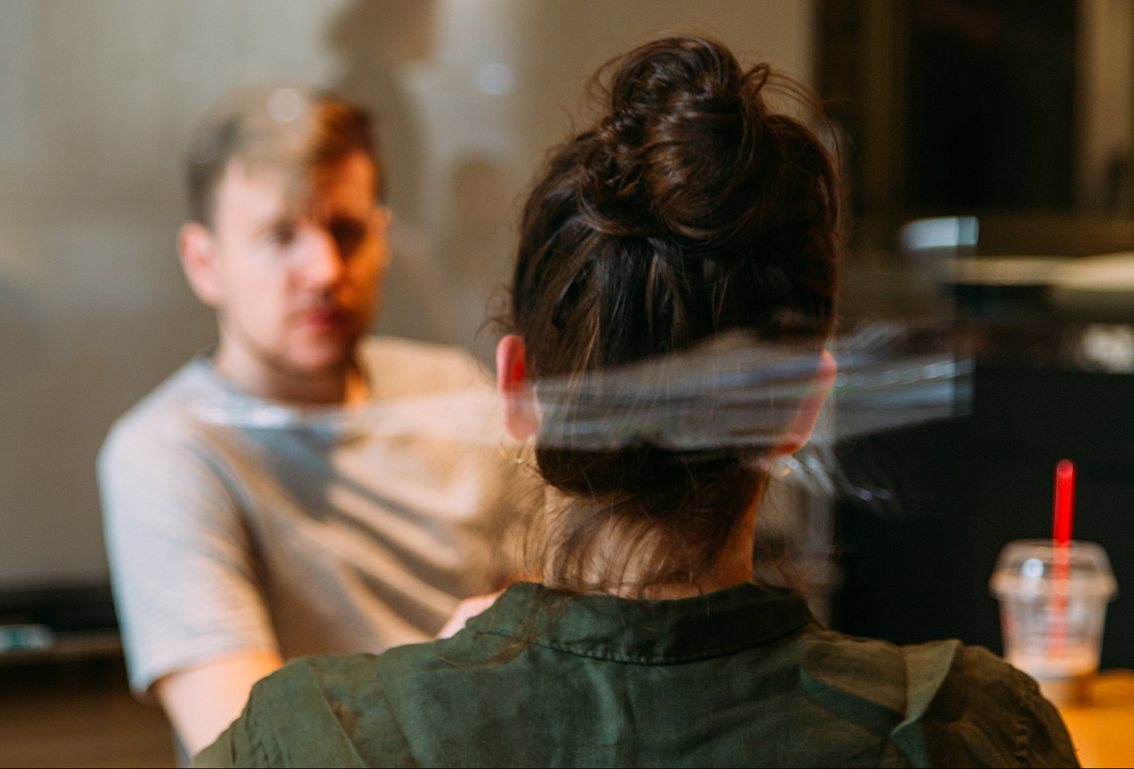 Professionnels de la santé et de la protection sociale en discussion, mettant en évidence la collaboration nécessaire pour naviguer dans la protection sociale.