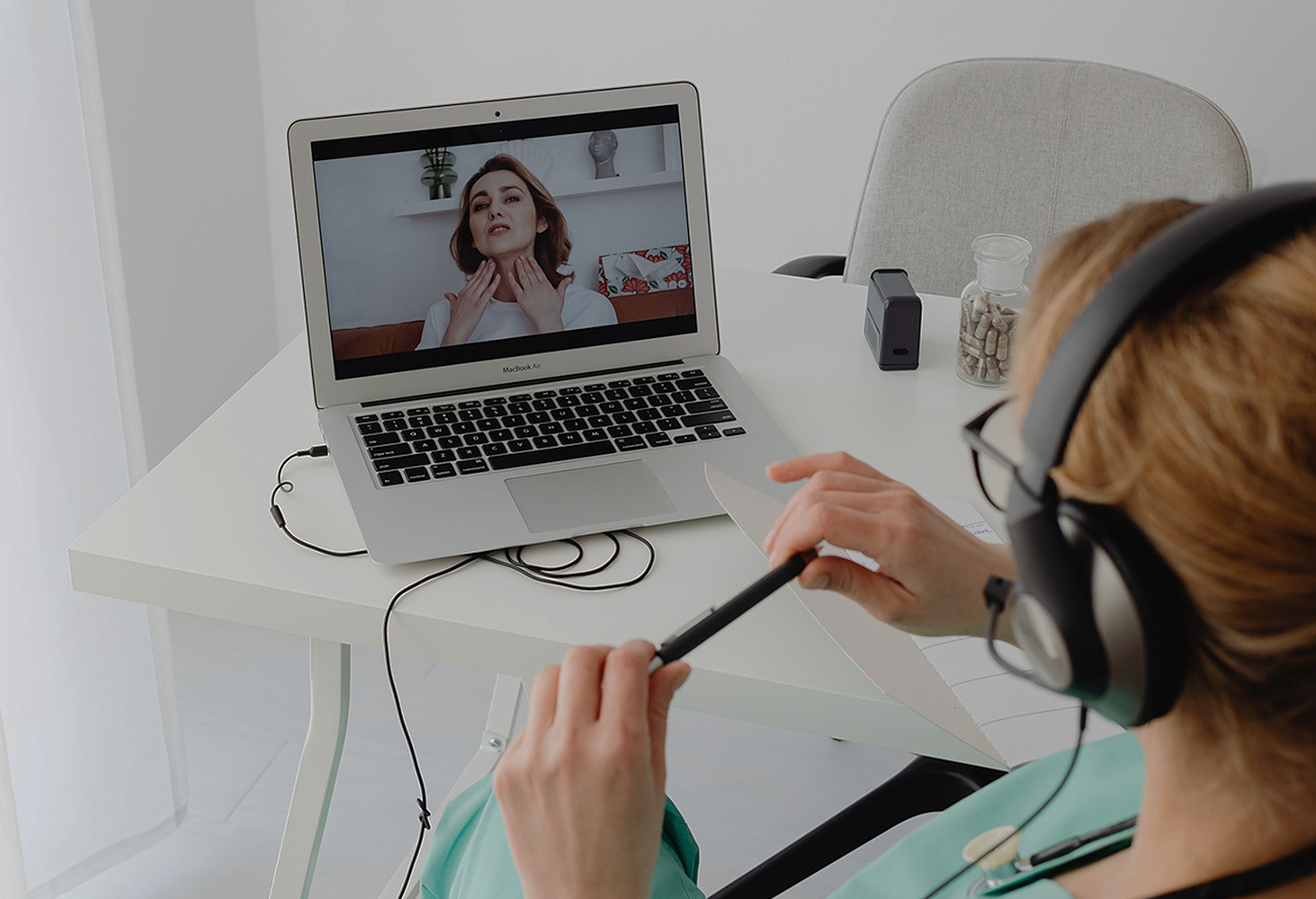 Un professionnel de santé réalisant une consultation de télémédecine avec un patient à travers l'écran de l'ordinateur, illustrant la modernité de l'accès aux soins.