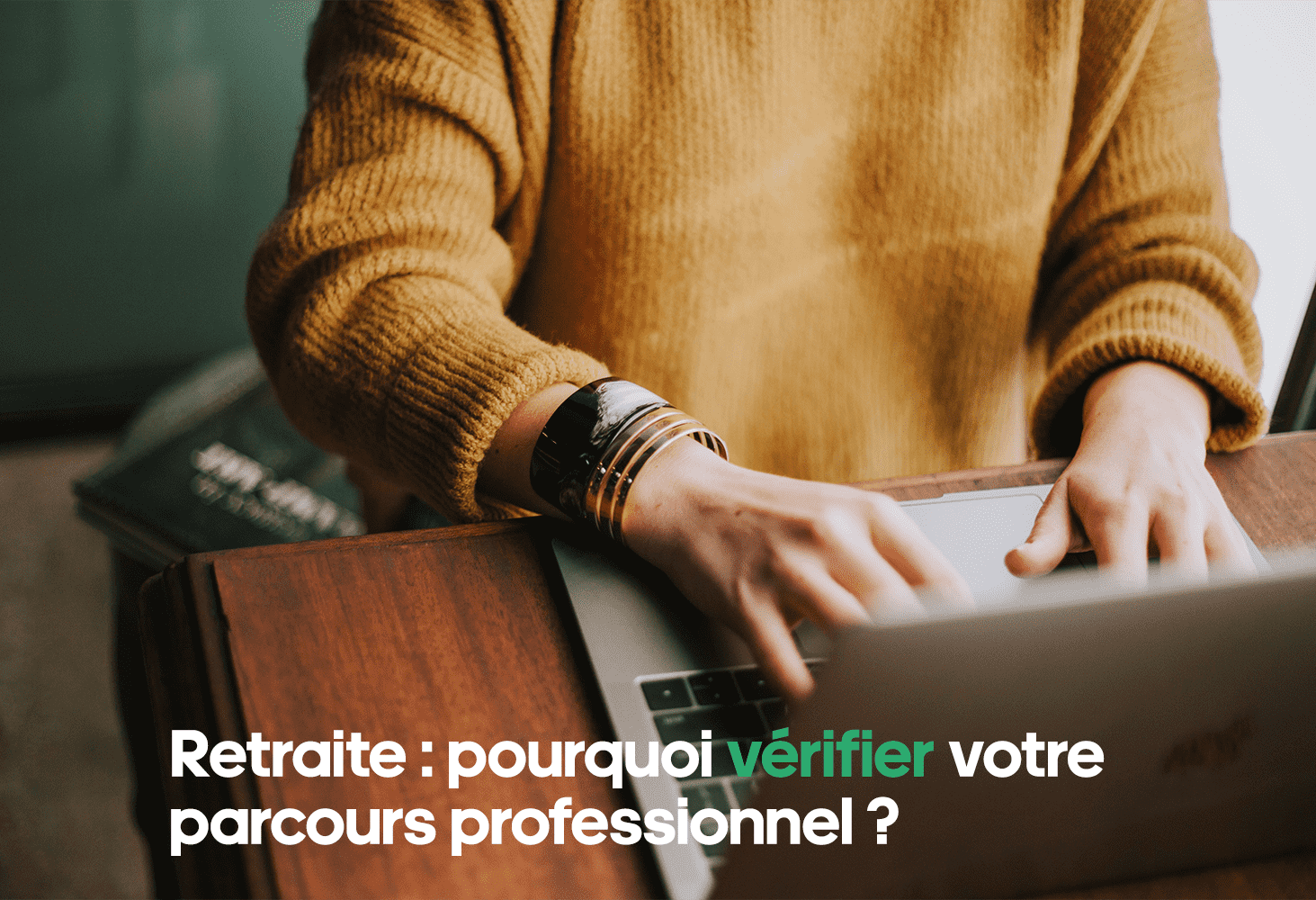 Professionnel de santé consultant son parcours professionnel sur un ordinateur en vue de la retraite.